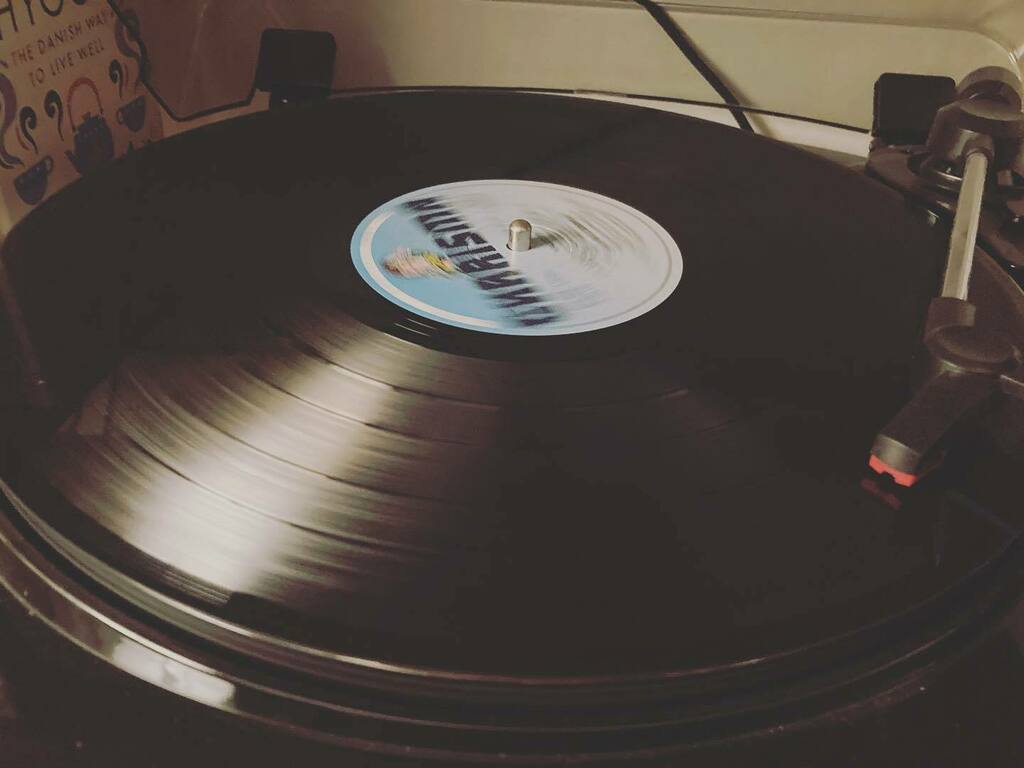 trudyk_ta's tweet photo. Oh how I love my vinyl #vinyl #recordplayer #julianlennon #valotte #bigcollection #thebestfullsound https://t.co/bj251z1lkR https://t.co/rDcRownYnI