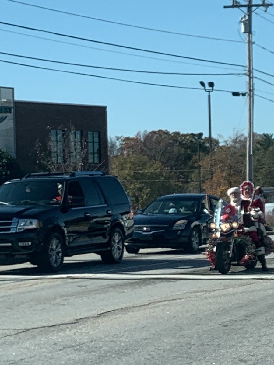 MrsAmyTeague's tweet photo. While Black Friday Shopping in Greenville we saw Santa and Mrs. Clause. They left the sleigh and reindeer home today! https://t.co/HGM7pnB5mz