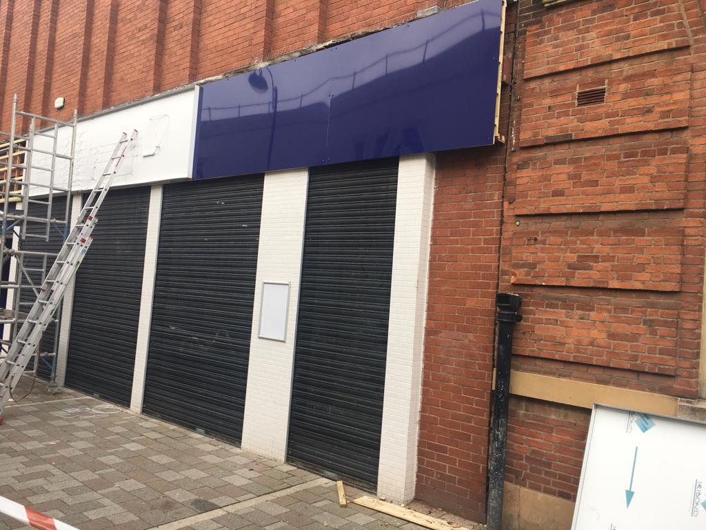 SignsRW's tweet image. New signage for @TopazDance_ today!
We supplied and installed a 15m x 1.2m aluminium composite illuminated sign. 
They're now all lit up in Stretford &amp;amp; ready to 💃🕺 
🙌🙌

#signs #illuminatedsigns #newsignage #dancestudio #manchester #trafford #stretford