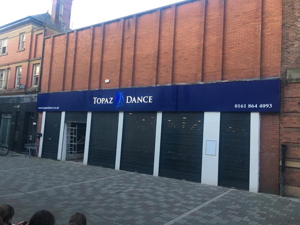 SignsRW's tweet image. New signage for @TopazDance_ today!
We supplied and installed a 15m x 1.2m aluminium composite illuminated sign. 
They're now all lit up in Stretford &amp;amp; ready to 💃🕺 
🙌🙌

#signs #illuminatedsigns #newsignage #dancestudio #manchester #trafford #stretford