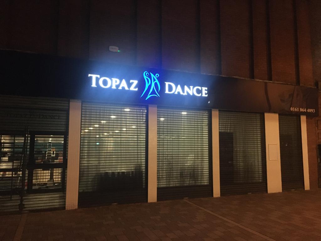SignsRW's tweet image. New signage for @TopazDance_ today!
We supplied and installed a 15m x 1.2m aluminium composite illuminated sign. 
They're now all lit up in Stretford &amp;amp; ready to 💃🕺 
🙌🙌

#signs #illuminatedsigns #newsignage #dancestudio #manchester #trafford #stretford