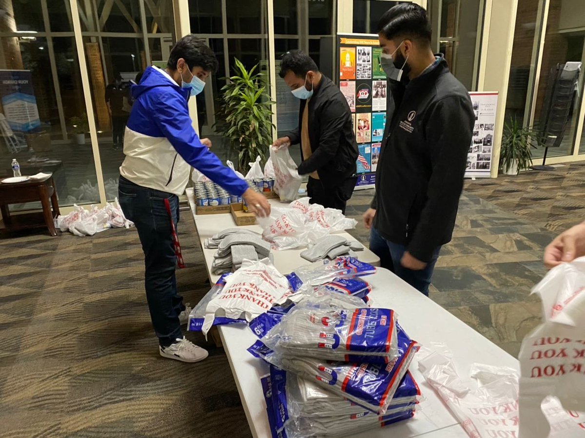 MuslimYouthUSA's tweet photo. Our #MuslimYouth of @MKA_SVA have been keeping busy over #Thanksgiving week. Not only did they give out over 13,200 servings at the @HFUSA Food Bank, they also helped pack and distribute 120 food packages at a separate event #WhatMuslimsDo #MuslimYouthGiveThanks #ThankfulToAllah https://t.co/VVjR1jYaRd