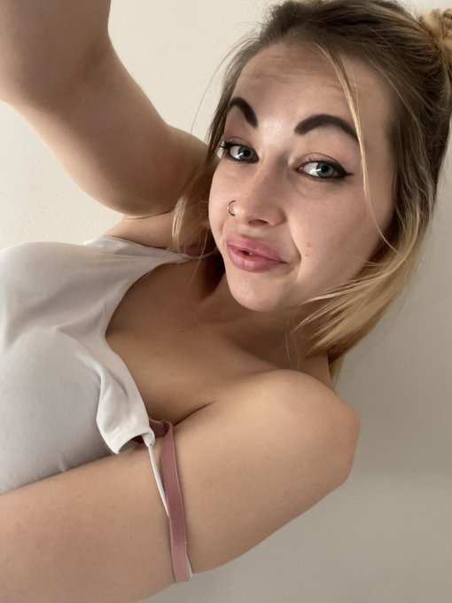 I&rsquo;m cute with clothes on too , right daddy 😏?! https://t.co/E1gV1UkFy4