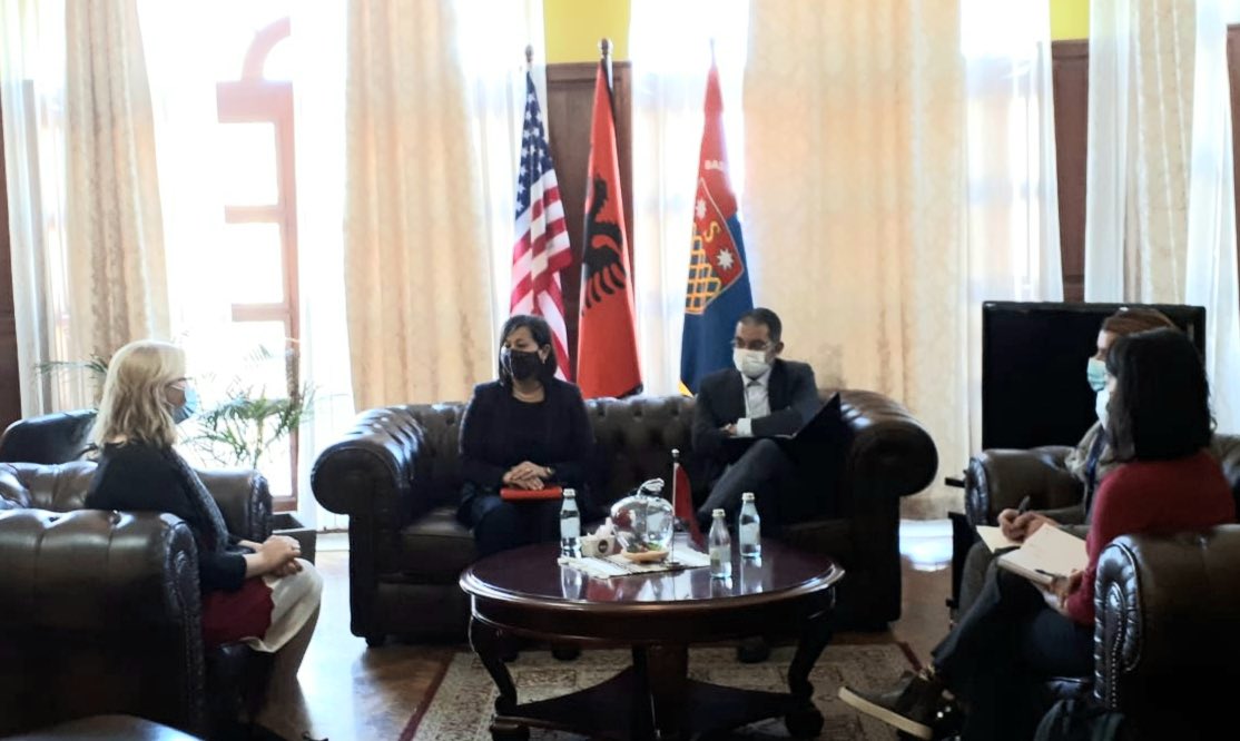 CenterCve's tweet photo. Drejtori i @CenterCve, @Lejdi_Dervishi zhvilloi sot takime me Kryetaren e Bashkisë #Shkodër @VoltanaAdemi & Prefekten @AngoniMajlinda. Takimet u fokusuan në funksionimin e #KVSP si & fuqizimin e bp/ ndërmjet aktorëve në nivel lokal, përfshirë nxitjen e rolit të të rinjve & grave. https://t.co/HNcU8P0PE4