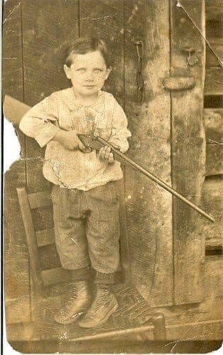 Harts Creek, Δυτική Βιρτζίνια - παιδί με καραμπίνα, 1916-1920