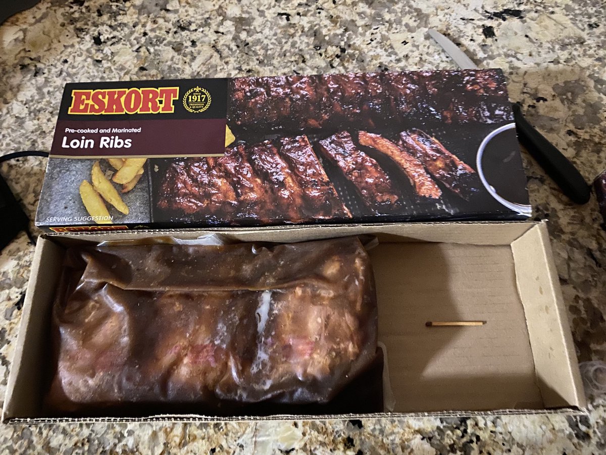 shawnfitzhenry's tweet photo. #eskort very upset, half a box of ribs 😡@eskort https://t.co/ca3aw6doxb