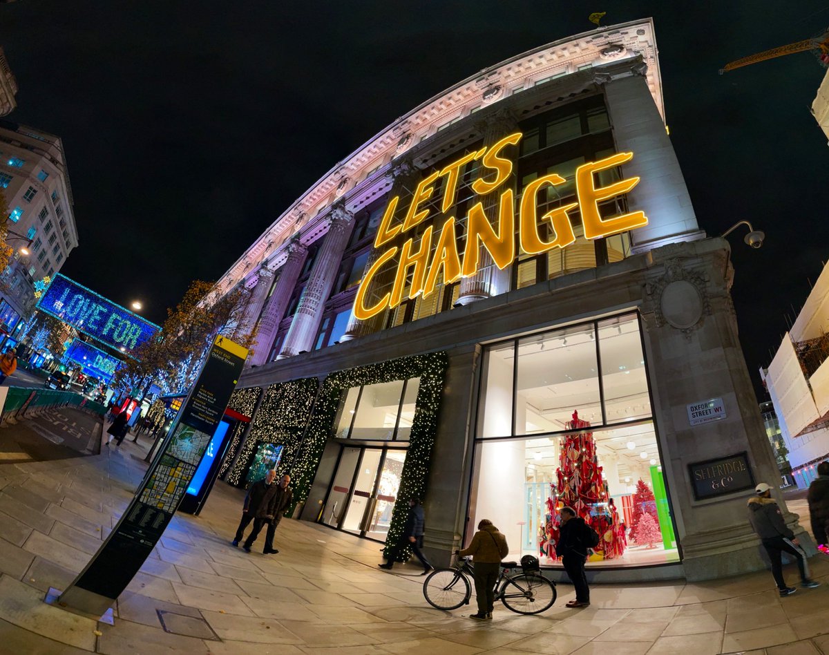 retailfocus's tweet photo. Selfridges London, Christmas Windows 2020 🎄 https://t.co/zLRp6ya8Ay #windowwalk #retailfocus #vm #visualmerchandising #london #selfridges #retaildesign https://t.co/f56sBTEvzV