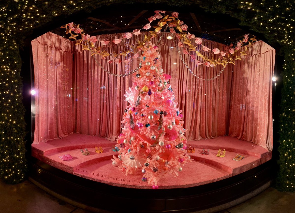 retailfocus's tweet photo. Selfridges London, Christmas Windows 2020 🎄 https://t.co/zLRp6ya8Ay #windowwalk #retailfocus #vm #visualmerchandising #london #selfridges #retaildesign https://t.co/f56sBTEvzV
