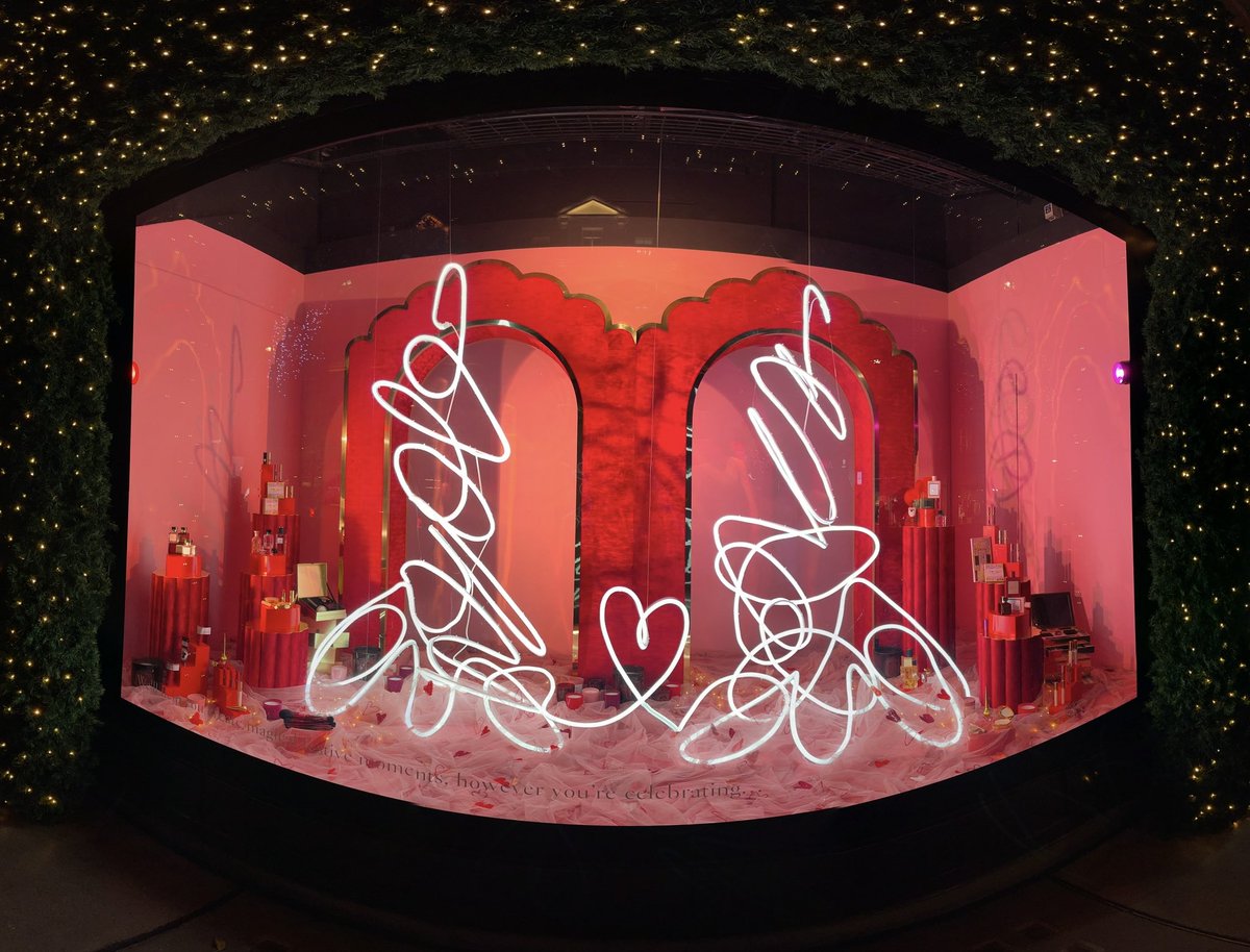retailfocus's tweet photo. Selfridges London, Christmas Windows 2020 🎄 https://t.co/zLRp6ya8Ay #windowwalk #retailfocus #vm #visualmerchandising #london #selfridges #retaildesign https://t.co/f56sBTEvzV