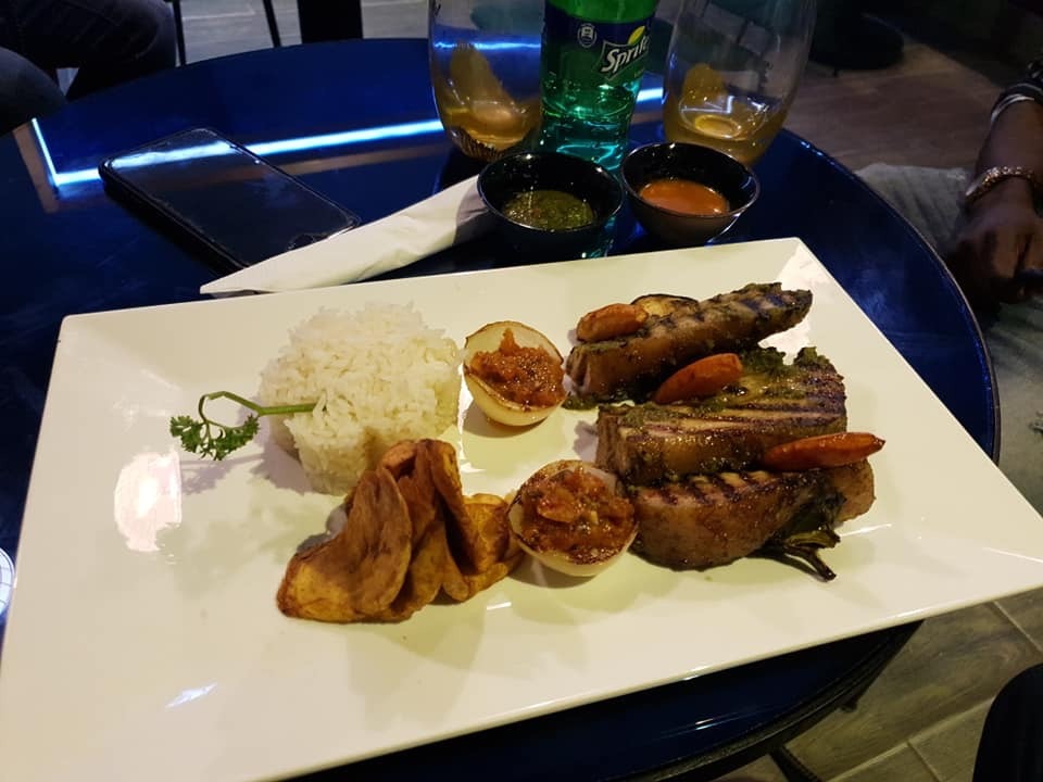 Le Bon Coin du week-end 🥳

c'est le week-end 😎Quoi de mieux qu'une rencontre en famille et entre amis dans un espace chic . Le MAMA MIA salades, grillades, pizzas, Shawarmas, Burgers et de jolis cocktails de jus naturels 🍹.
(Situé au 1233 rue Casino entrée Bonapriso)