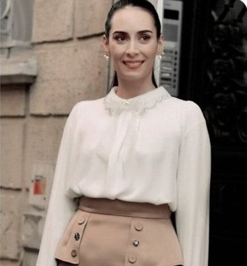 aysekulakoglu's tweet photo. Şu kıyafetin zarafetine bakar mısınız, hem sade hem şık. Diğer dizilerdeki gibi açık seçik kıyafetler yok, aşırı topuklu yok. 👏👏👏 #KırmızıOda #Alya #Melisasozen https://t.co/7Af1hNNHDb