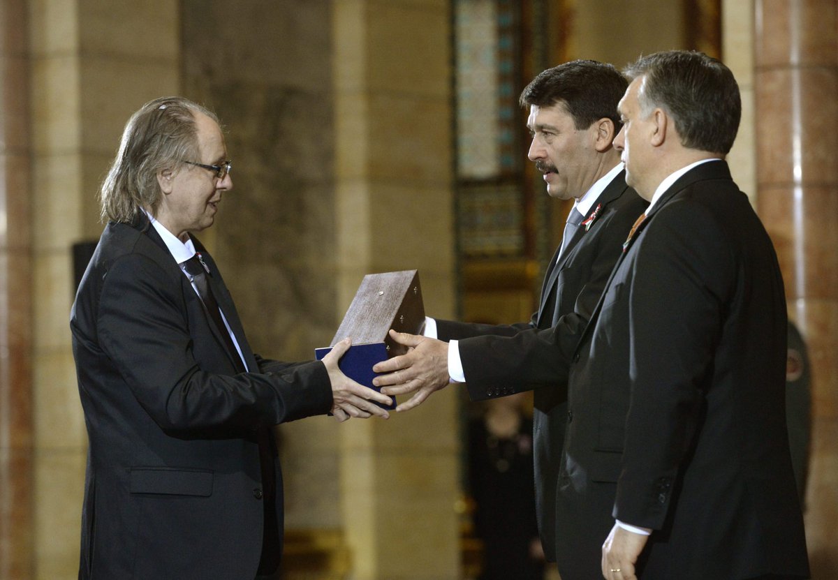 Orbán Viktor: Elment Balázs Fecó. Isten Veled, Barátom!
https://t.co/voX8ys40jy
– Elment Balázs Fecó. Isten Veled, Barátom! – ezekkel a szavakkal búcsúztatta a miniszterelnök hivatalos Facebook-oldalán Balázs Fecót, akivel közeli viszonyt ápolt élete során.
Orbán ... https://t.co/9zqmNCuHtG