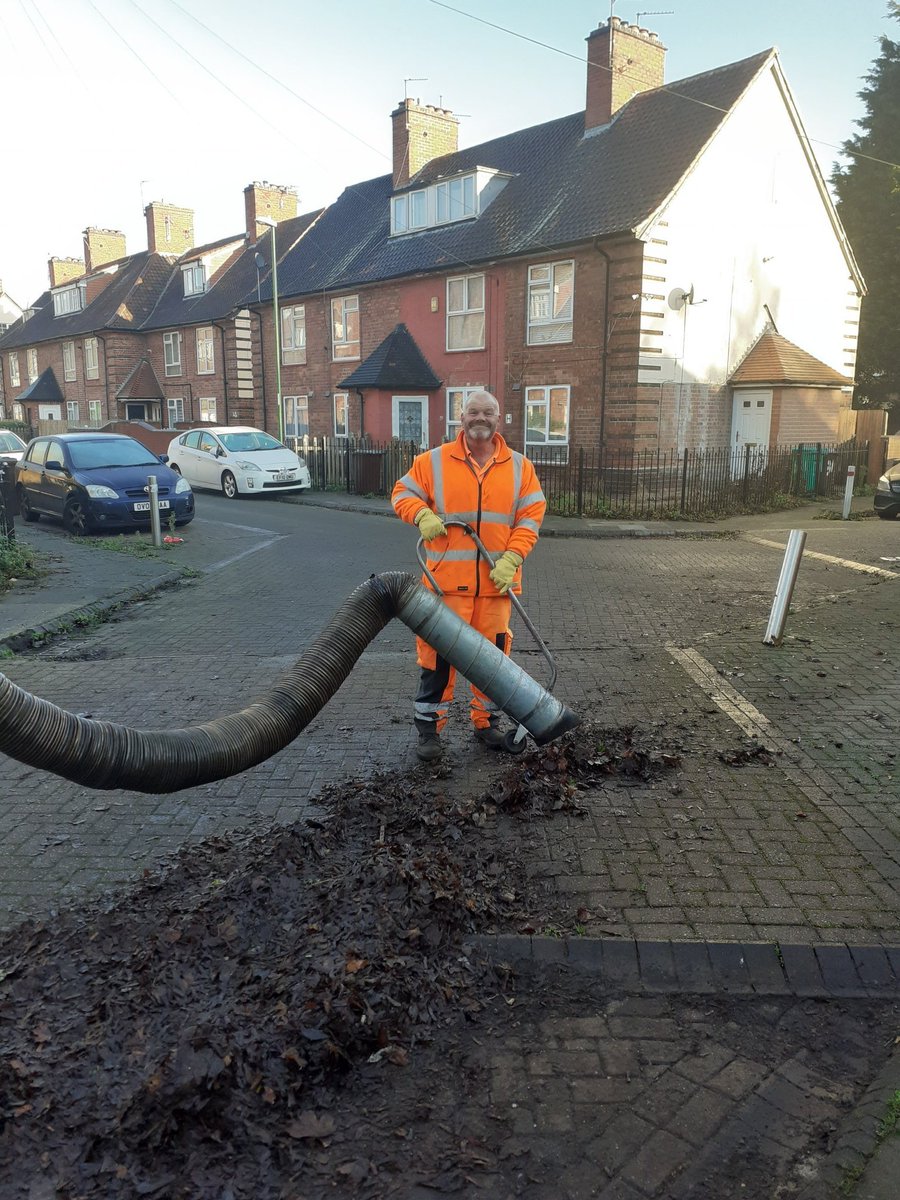RealmPublic's tweet photo. Big shout out to all the Public Realm teams who have worked throughout all the lockdowns. In recent weeks they have been working hard  removing all the leaves from the streets and parks .
Great work team!  🦺👍🙂 #cleannottingham @MyNottingham https://t.co/Gtl2D65RkA