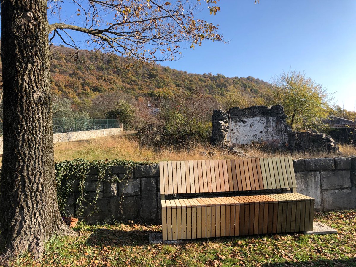 AntrodiaH's tweet photo. Zadnjo klop v seriji (Pesnica, Ljubljana, Bilje, Seča, Velika planina) smo izpostavili v Jamljah poleg Doberdoba. Meritve bodo potekale vsaj eno leto. Na podlagi teh podatkov bomo lahko predlagali najboljši material za posamezno lokacijo @InterregITASLO #Durasoft @univerza_lj #BF https://t.co/lJhNt0pNpW