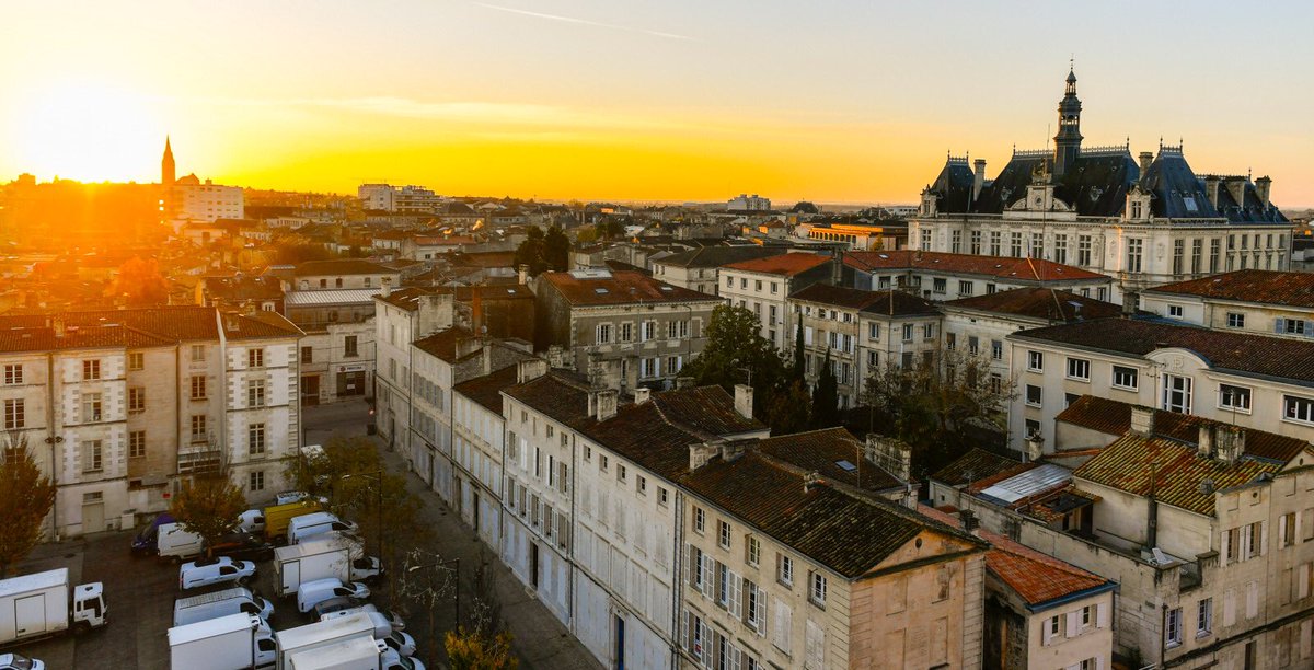 Mairie_Niort's tweet photo. Heureux de vous faire partager les belles vues de #Niort avec cette lumière automnale ...ici en haut du #Donjon @NiortAgglo https://t.co/zMmC2eFm9R