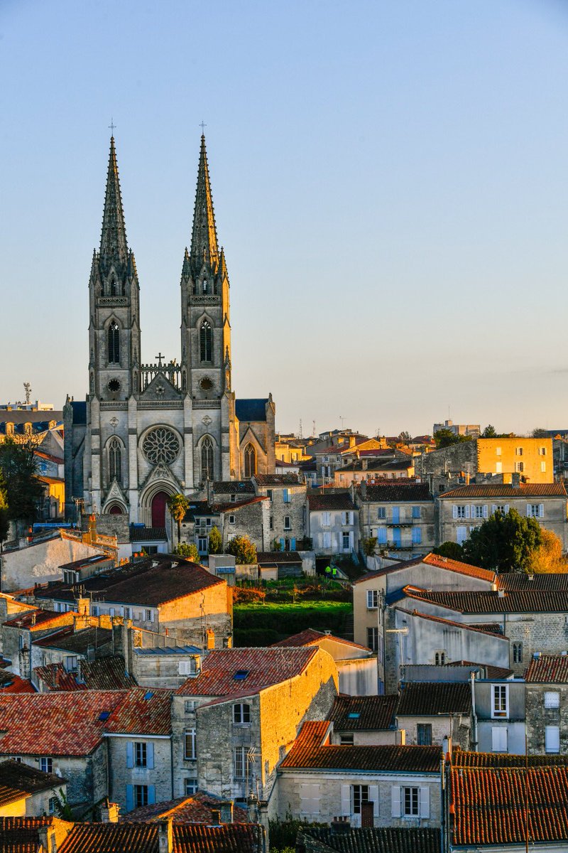 Mairie_Niort's tweet photo. Heureux de vous faire partager les belles vues de #Niort avec cette lumière automnale ...ici en haut du #Donjon @NiortAgglo https://t.co/zMmC2eFm9R