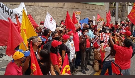 robertescalant1's tweet photo. #AlternativaPopularRevolucionaria los Chavistas somos más. Al PCV como pueblo les digo q sigan luchando x la revolución x la clase obrera Vnzla se siente identificada y representada x los gallos rojos el 6D otro gallo cantará #VotoPCV #TropaAPR basta d traiciones al pueblo https://t.co/zx6e56hGTI