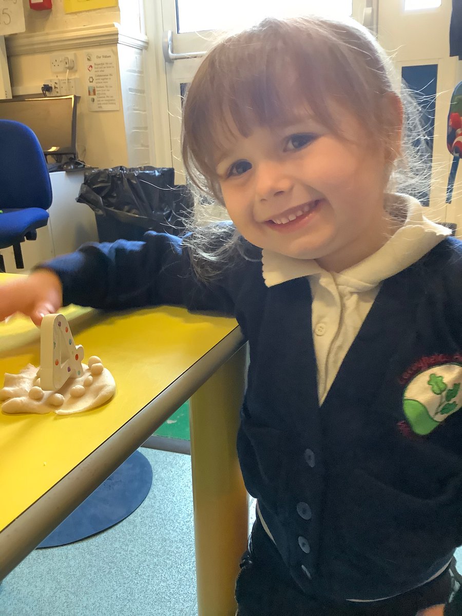 LaceyfieldsRec's tweet image. 🎂 Today we counted candles on the playdough birthday cakes and added the amounts together! The children had a go at writing their own number sentences too! Super work! 🎂We  then continued to make cakes in provision, recognising numerals and counting candles!
@LaceyfieldsA