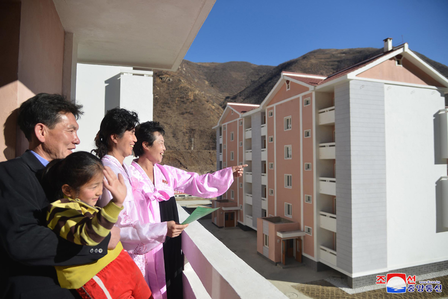 The working people with new homes free of charge vowed to glorify the 80-day campaign with increased mineral extraction and greet the 8th Congress of the WPK with pride, cherishing in their minds the benevolence of the mother Party that provided them with places for happy living.