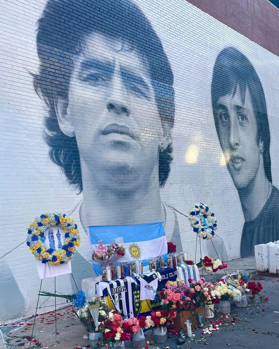 JohanCruyff's tweet photo. Two of the greatest.
Legends never die. https://t.co/3SAtL6l4Ws