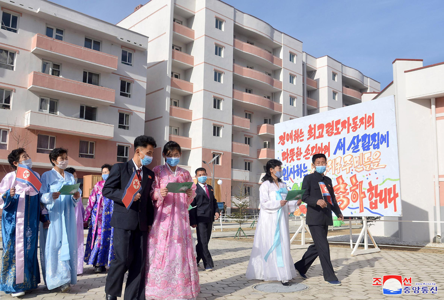 The working people with new homes free of charge vowed to glorify the 80-day campaign with increased mineral extraction and greet the 8th Congress of the WPK with pride, cherishing in their minds the benevolence of the mother Party that provided them with places for happy living.