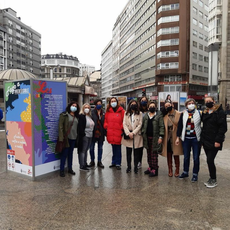 Lesnetworking's tweet photo. La asociación #LesCoruña ha inaugurado la exposición "La Red Visible".
Figuras emblemáticas de la cultura, deporte, educación, política, negocios, gastronomía, hostelería y artesanía, son protagonistas de la expo en la que participa Marta Fdez. Heraiz, fundadora de #LesWorking https://t.co/k11wnbj3nx