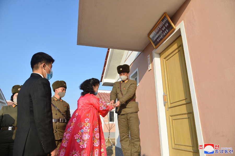 The working people with new homes free of charge vowed to glorify the 80-day campaign with increased mineral extraction and greet the 8th Congress of the WPK with pride, cherishing in their minds the benevolence of the mother Party that provided them with places for happy living.