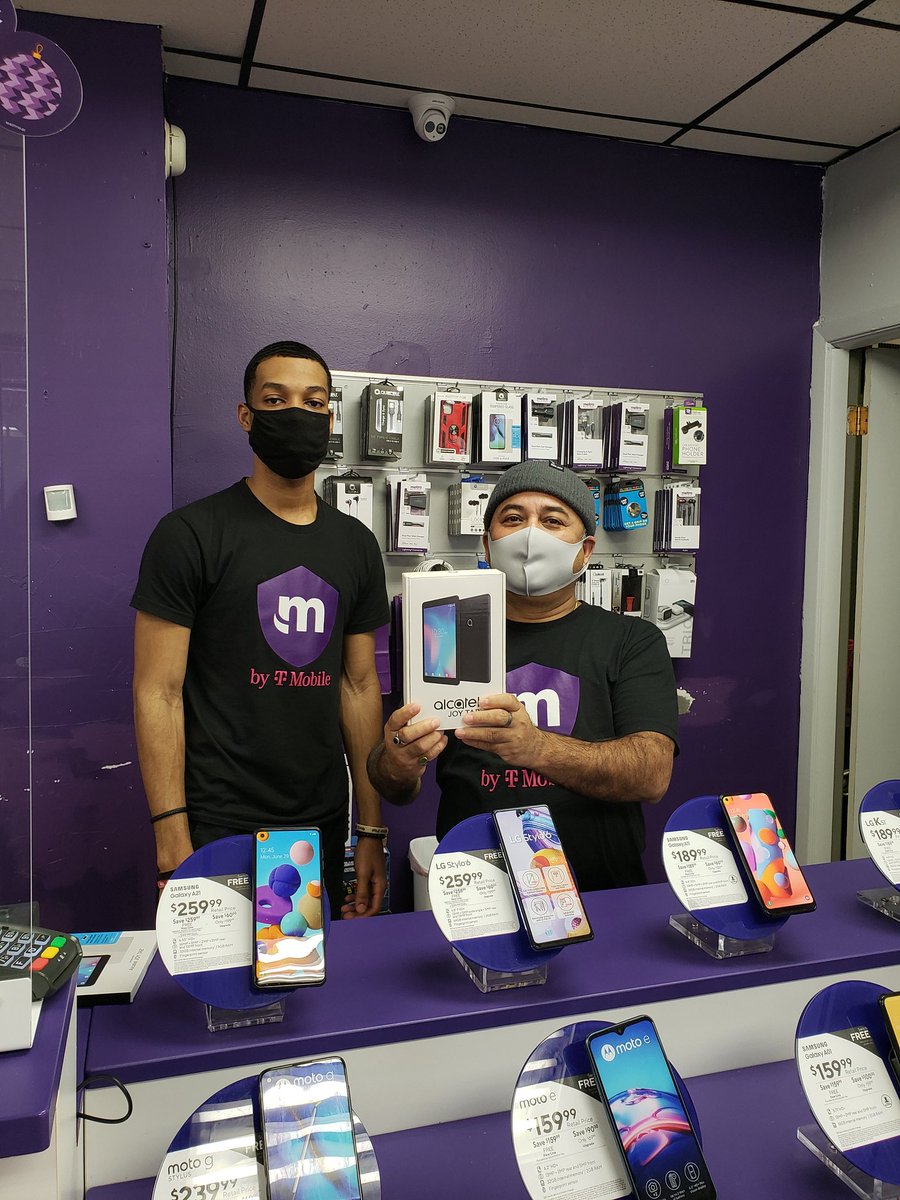 Jcigola's tweet photo. Not one, but two JOY tabs out of this winning team at the Brighton Hts store in Pittsburgh! Our customer loves the Tablet on Us deal!🌟 #RuleYourHoliday @alexalakarhi @SaifDawood16 @CHueser https://t.co/RBGTYUCd8R
