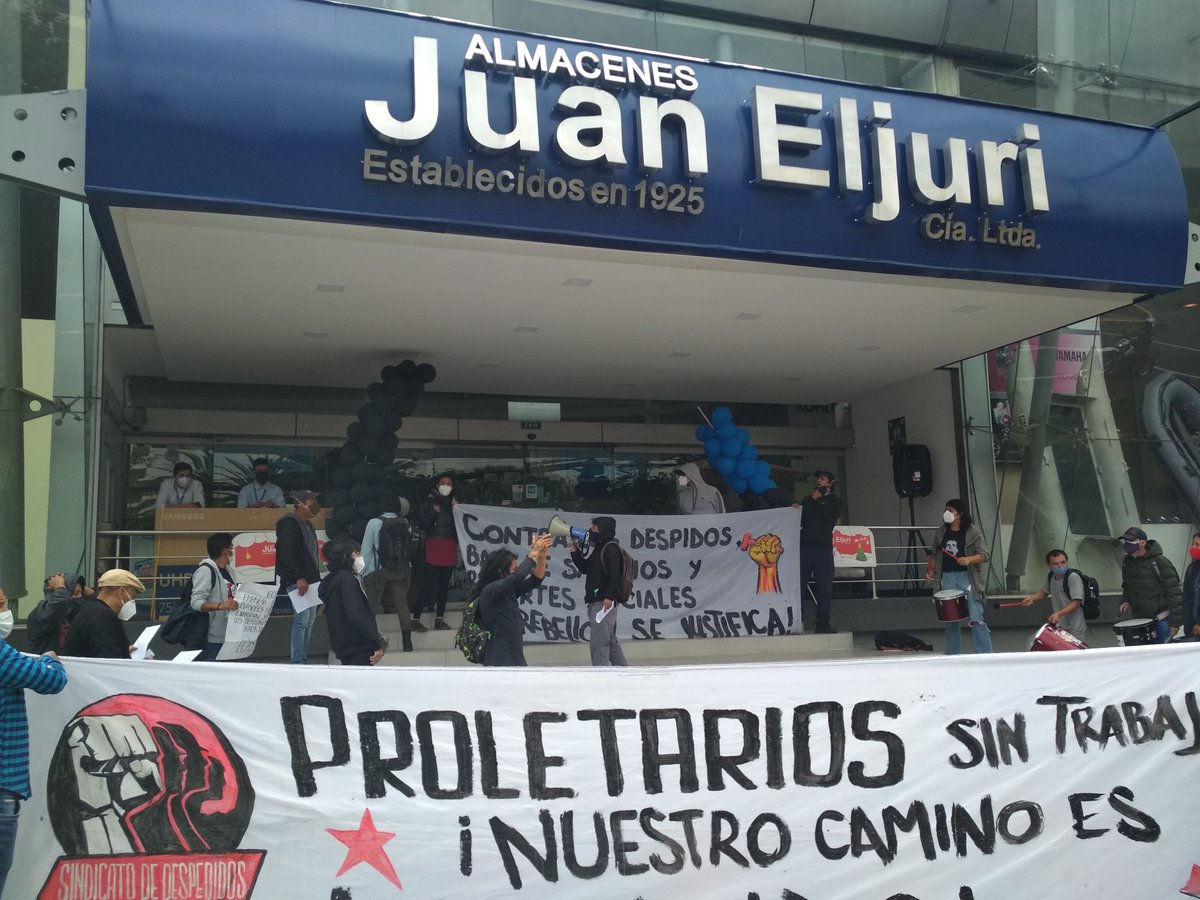 v_del_pueblo's tweet photo. Este momento protesta frente a almacenes #Eljuri #EljuriExplotadores propietarios de @ecasa_ec quienes aún no pagan a los trabajadores que despidieron #EcasaExplotadores #Ecasa https://t.co/5H5z62x0UO