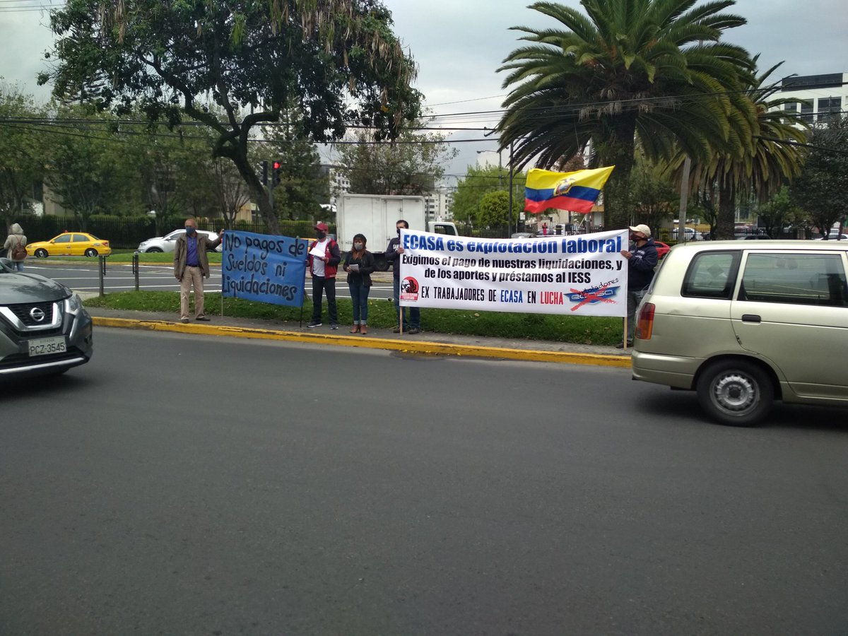 v_del_pueblo's tweet photo. Este momento protesta frente a almacenes #Eljuri #EljuriExplotadores propietarios de @ecasa_ec quienes aún no pagan a los trabajadores que despidieron #EcasaExplotadores #Ecasa https://t.co/5H5z62x0UO