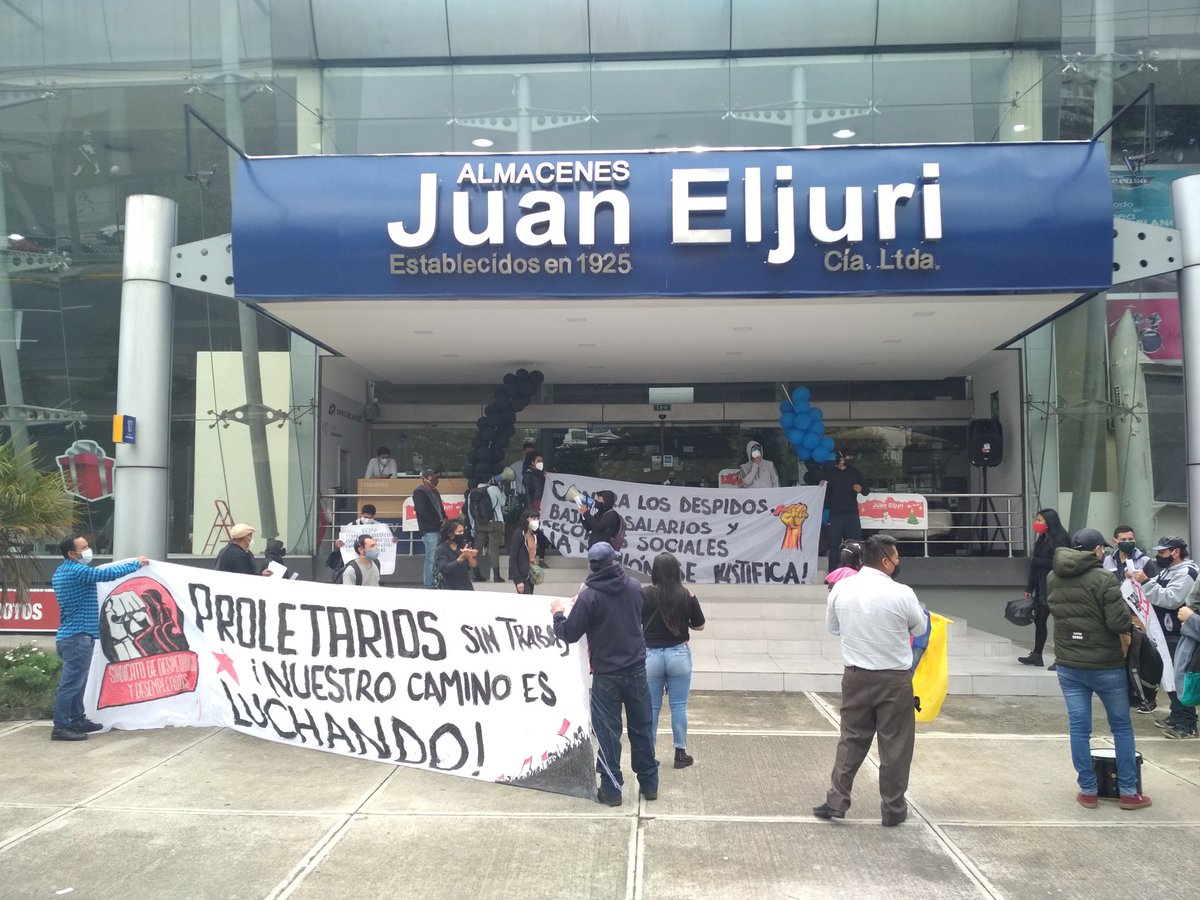 v_del_pueblo's tweet photo. Este momento protesta frente a almacenes #Eljuri #EljuriExplotadores propietarios de @ecasa_ec quienes aún no pagan a los trabajadores que despidieron #EcasaExplotadores #Ecasa https://t.co/5H5z62x0UO
