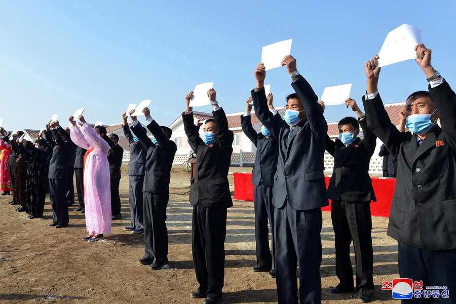 Meetings for moving to new houses in the mining villages were held, and amid dancing and laughter, people began to move to their new homes which have been beautifully built in the damaged areas where now no trace of the disasters can be found.