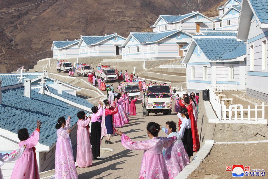 Meetings for moving to new houses in the mining villages were held, and amid dancing and laughter, people began to move to their new homes which have been beautifully built in the damaged areas where now no trace of the disasters can be found.