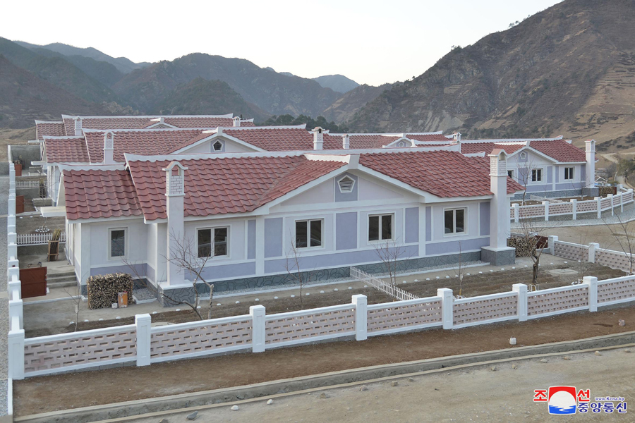 The sea of changes brought to the Komdok area are also a valuable achievement produced by the fighting spirit and stamina of the People's Army clearing the worries of the Party and the pains of the people with loyal and patriotic devotion.