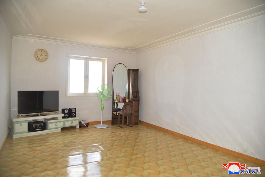 The big change in the area is the bright fruition brought about by the loving care and dedication of Leader Kim Jong Un for the workers, the eldest sons and daughters of the country.