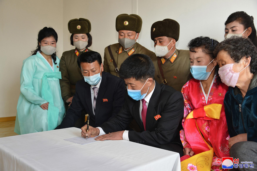 The working people with new homes free of charge vowed to glorify the 80-day campaign with increased mineral extraction and greet the 8th Congress of the WPK with pride, cherishing in their minds the benevolence of the mother Party that provided them with places for happy living.