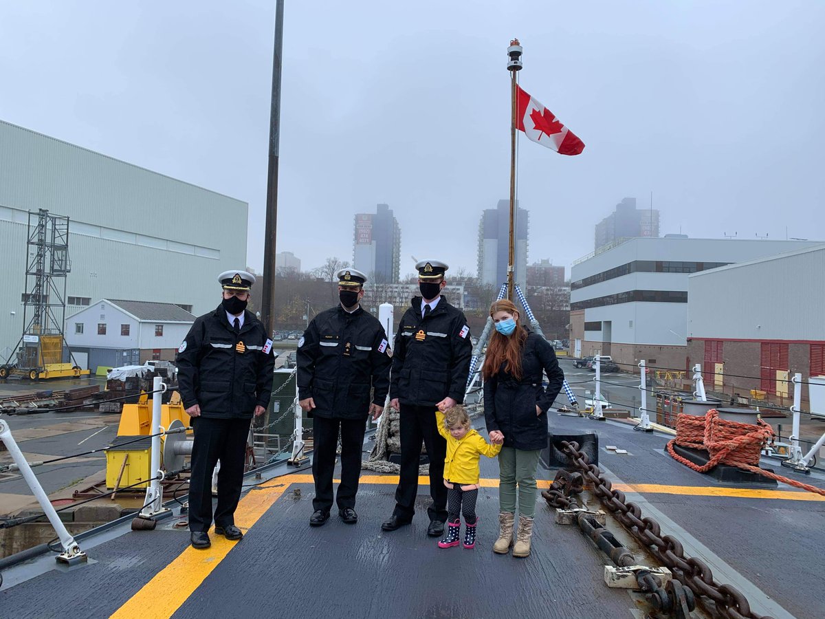 I’d like to be the first to congratulate @HMCSHALIFAX’s newest LCdrs, Scott Dyson and Kyle Allward. #RCN #BZ