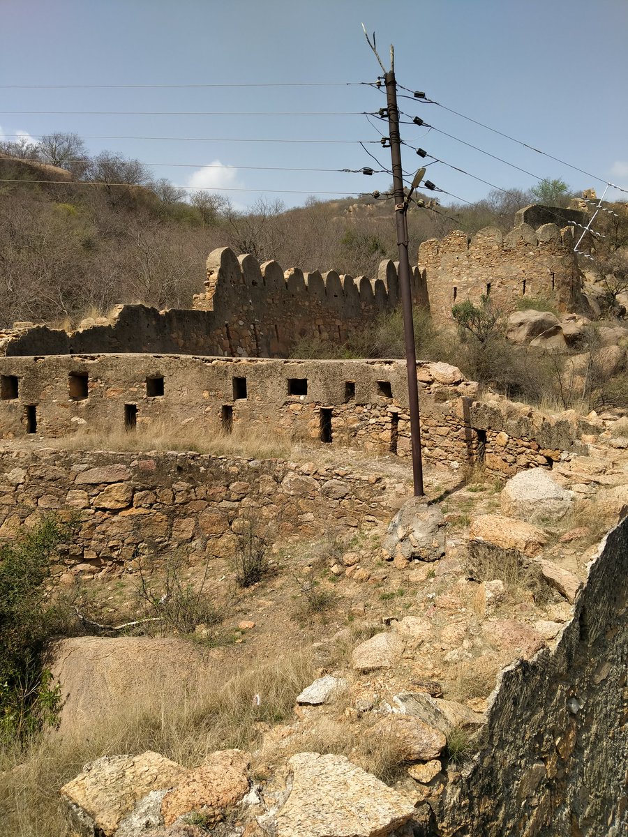 There is an interesting after story. When Ghori defeated Prithviraj, the latter's younger brother took refuge here and built a hideout. His fortifications are still standing. 6/n