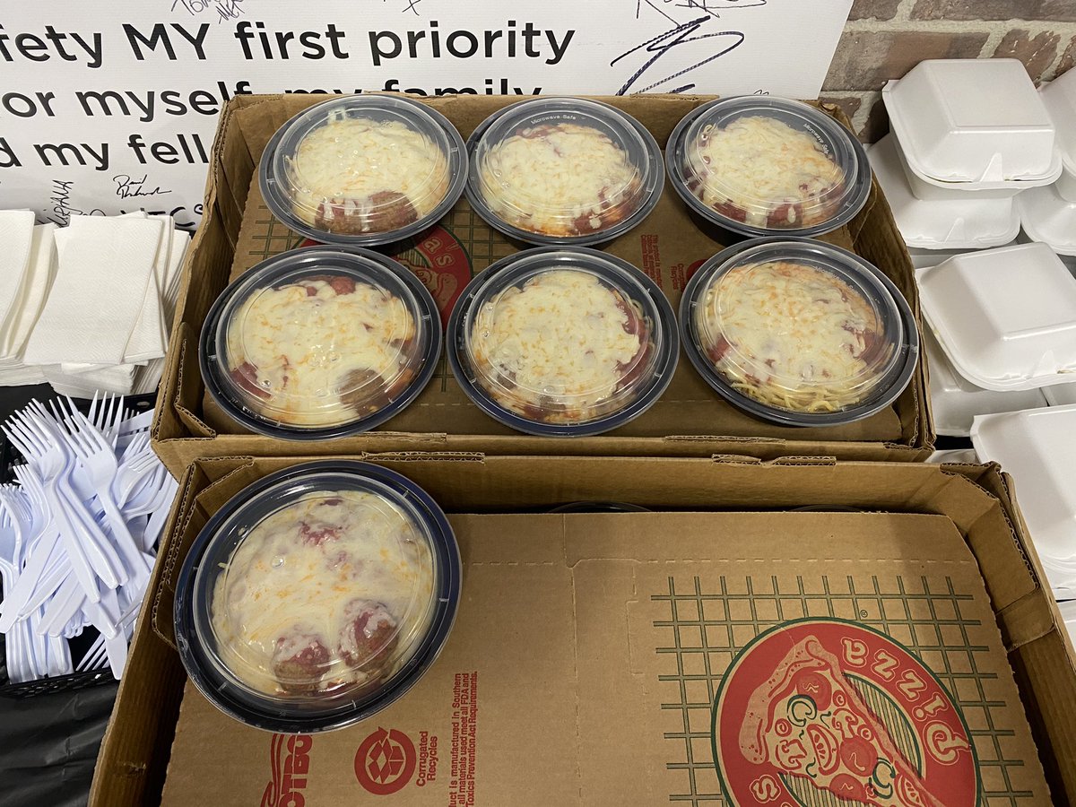 sunshine2407's tweet photo. S. Corona #6665....Feeding our associates on this Black Friday Holiday... Spaghetti &amp; Meatball along with salad and breadsticks...@LisaFerence @THDRussB @_IsaacBecerra @thd_mike @SZalipski @THD66652 @KimberleyTHD @ChuckLivingLife https://t.co/hJ4bBdue9U