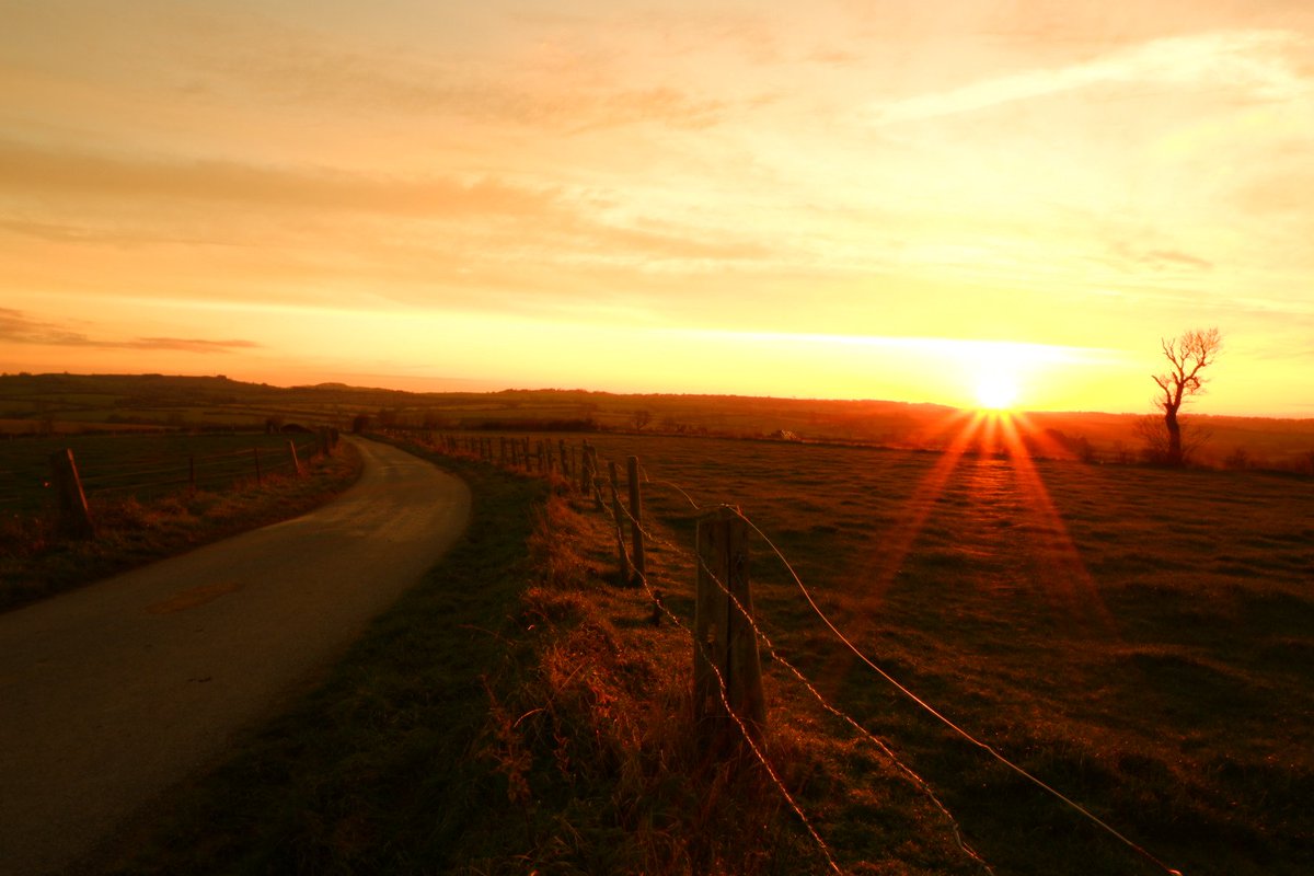 Vicki_Belt's tweet photo. Friday night vibes in rural Leicestershire. As I said, I never get tired of sunsets 🧡 #sunsetphotography https://t.co/pwspl6Wjnx