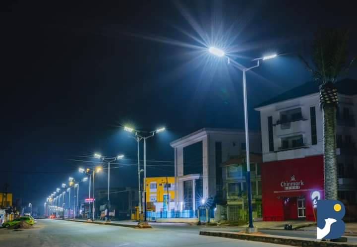 YahayaSaniA's tweet photo. Governor @Hope_Uzodimma1 of Owerri City joins the league of cities with well lighted road networks by @bluecamelenergy 4yrs warranty products. Roads For a start are Oparanozie rd, Douglas rd, Relief Market rd & Wethedral rd
📸 : @SamuelUbile
#bluecamelenergy
#RenewableEnergy https://t.co/1iOX55JDLU
