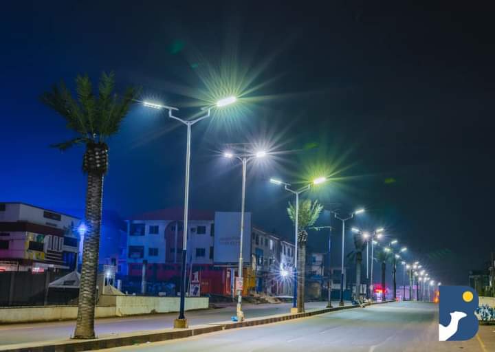 YahayaSaniA's tweet photo. Governor @Hope_Uzodimma1 of Owerri City joins the league of cities with well lighted road networks by @bluecamelenergy 4yrs warranty products. Roads For a start are Oparanozie rd, Douglas rd, Relief Market rd & Wethedral rd
📸 : @SamuelUbile
#bluecamelenergy
#RenewableEnergy https://t.co/1iOX55JDLU