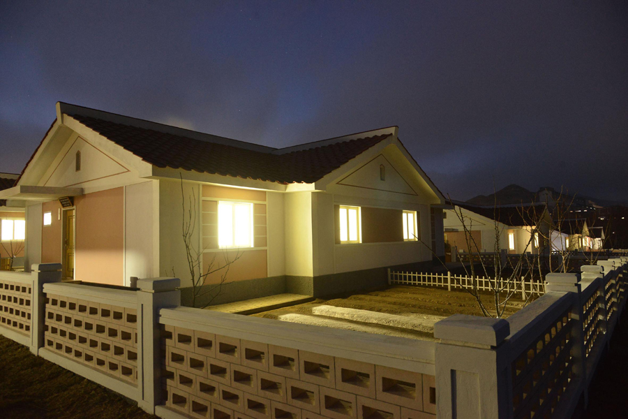 The sea of changes brought to the Komdok area are also a valuable achievement produced by the fighting spirit and stamina of the People's Army clearing the worries of the Party and the pains of the people with loyal and patriotic devotion.