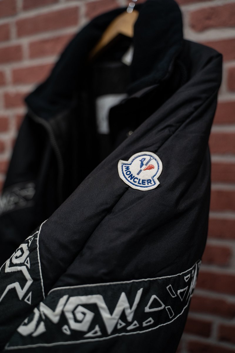 AvisualMadrid's tweet photo. El otro día os enseñábamos la tienda de Brick Lane Vintage, pero no nos podíamos ir sin hacer unas fotos a sus prendas.

.

.

.

.

.

#ropa #vintage #vintagestyle #comercioleón #leonesp #monclerjacket #MONCLER https://t.co/3CjnHeI3BA