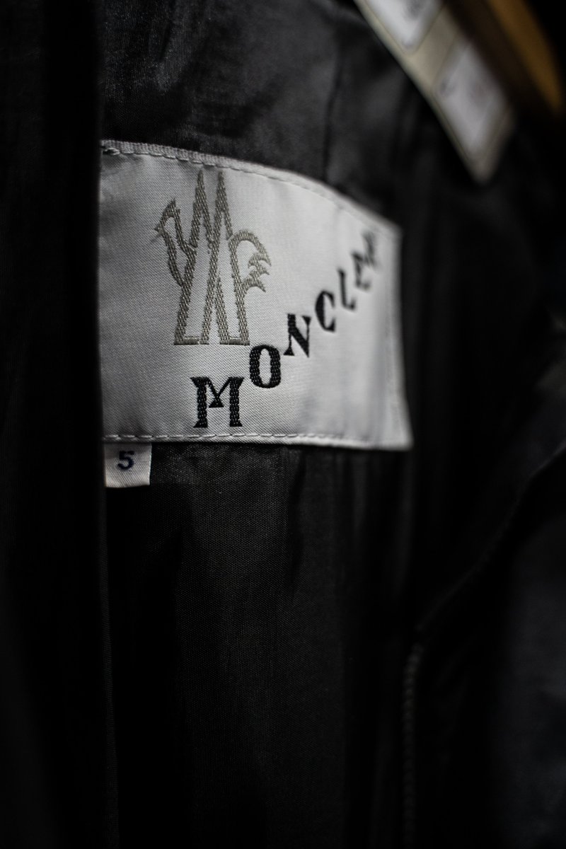 AvisualMadrid's tweet photo. El otro día os enseñábamos la tienda de Brick Lane Vintage, pero no nos podíamos ir sin hacer unas fotos a sus prendas.

.

.

.

.

.

#ropa #vintage #vintagestyle #comercioleón #leonesp #monclerjacket #MONCLER https://t.co/3CjnHeI3BA