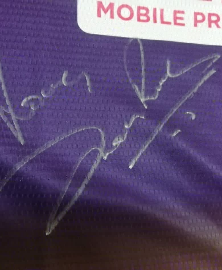 Ayushrungta22's tweet photo. Fanboy moment ❤️. I will never let this signature disappear💓 Thanku @iamsrk @VenkyMysore @KKRiders @iam_juhi #KKR #kkrhaitaiyaar #ShahRukhKhan #srk55 #kingkhan @SRKUniverse @JayvijaySachan @AmaalMallik https://t.co/3Qt38T3FuM