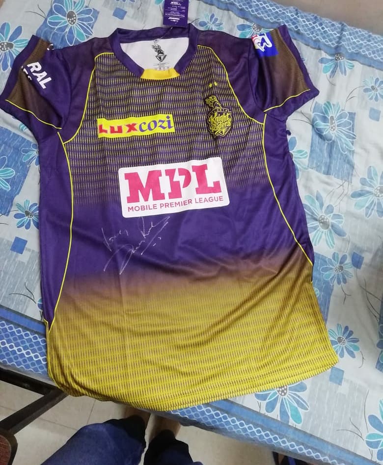 Ayushrungta22's tweet photo. Fanboy moment ❤️. I will never let this signature disappear💓 Thanku @iamsrk @VenkyMysore @KKRiders @iam_juhi #KKR #kkrhaitaiyaar #ShahRukhKhan #srk55 #kingkhan @SRKUniverse @JayvijaySachan @AmaalMallik https://t.co/3Qt38T3FuM