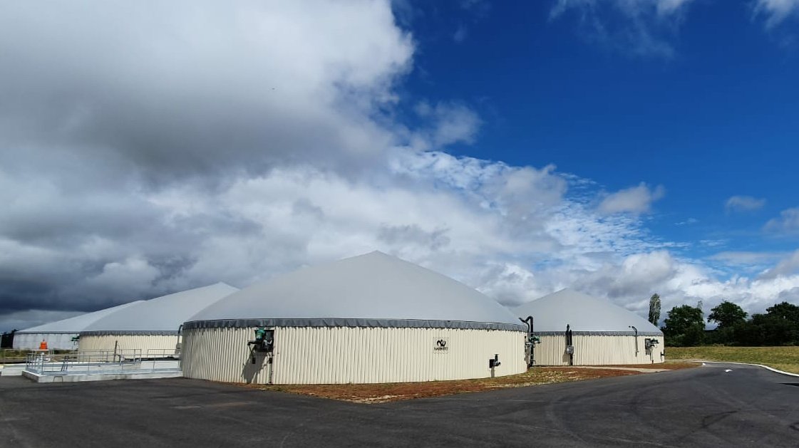 AgriSkippy's tweet photo. Mission du jour : distribuer des prospectus chez chacun des habitants de la commune pour parler d'un super projet : 

On va produire du biométhane avec 7 collègues. 

La transition écologique on en parle ou on la fait ? https://t.co/dofkSaYRbU