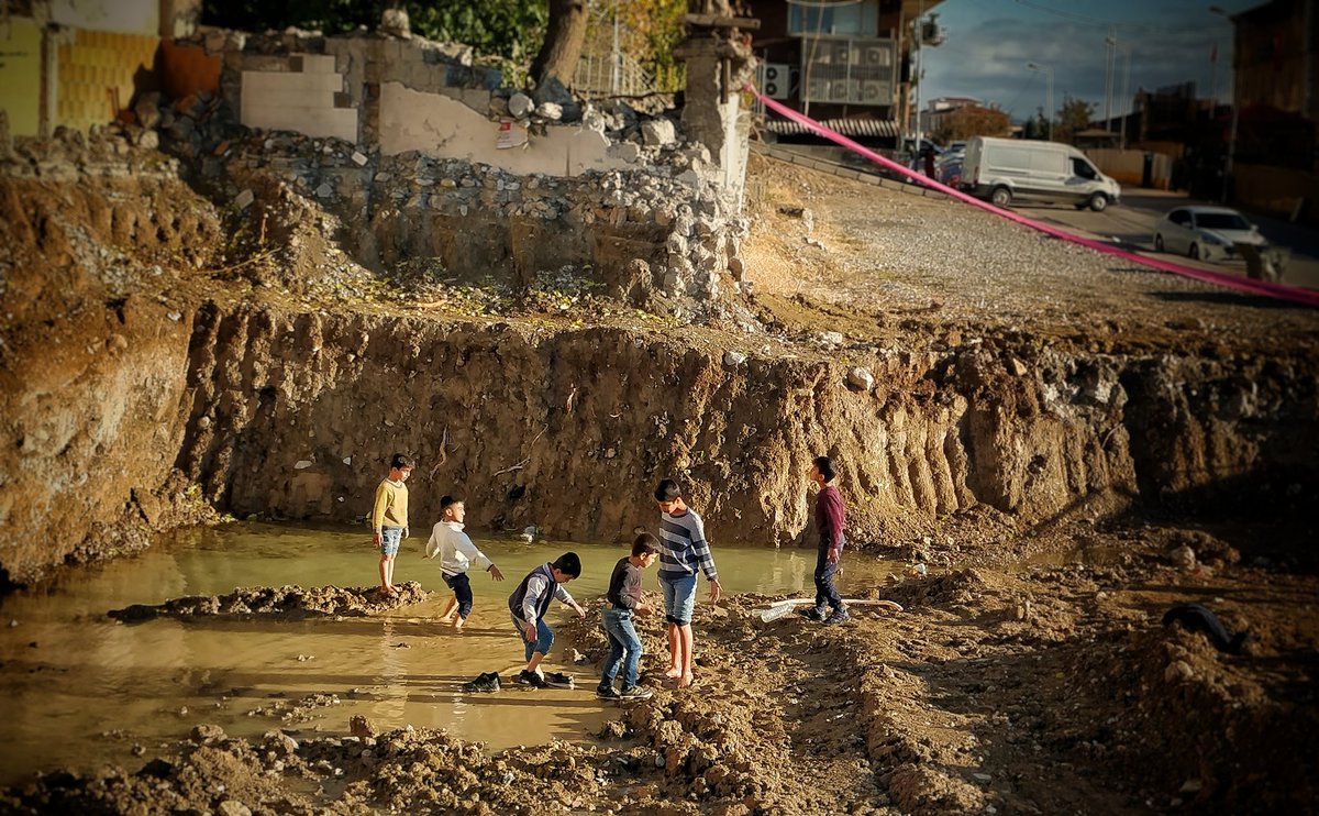 "...Yüzümden bir şeyler aktı aktı
İçim de menekşelendi Hilmi Bey
Gökyüzü gibi bir şey bu çocukluk
Hiçbir yere gitmiyor…" 🌼☘️🌸

#EdipCansever
#şırnak