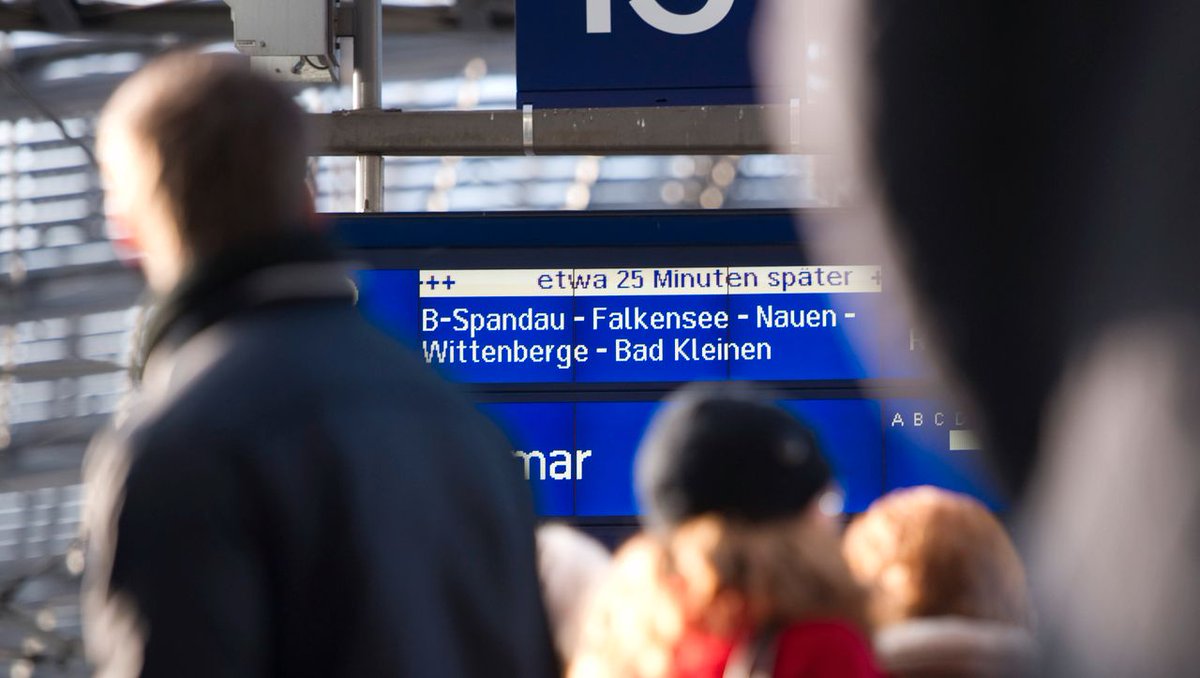 Die Stellwerke der Deutschen Bahn stammen teils aus der Kaiserzeit – und sind entsprechend störanfällig. 2020 waren zahlreiche Züge deshalb unpünktlich. Die Digitalisierung soll das Problem nun lösen. spiegel.de/wirtschaft/ser…